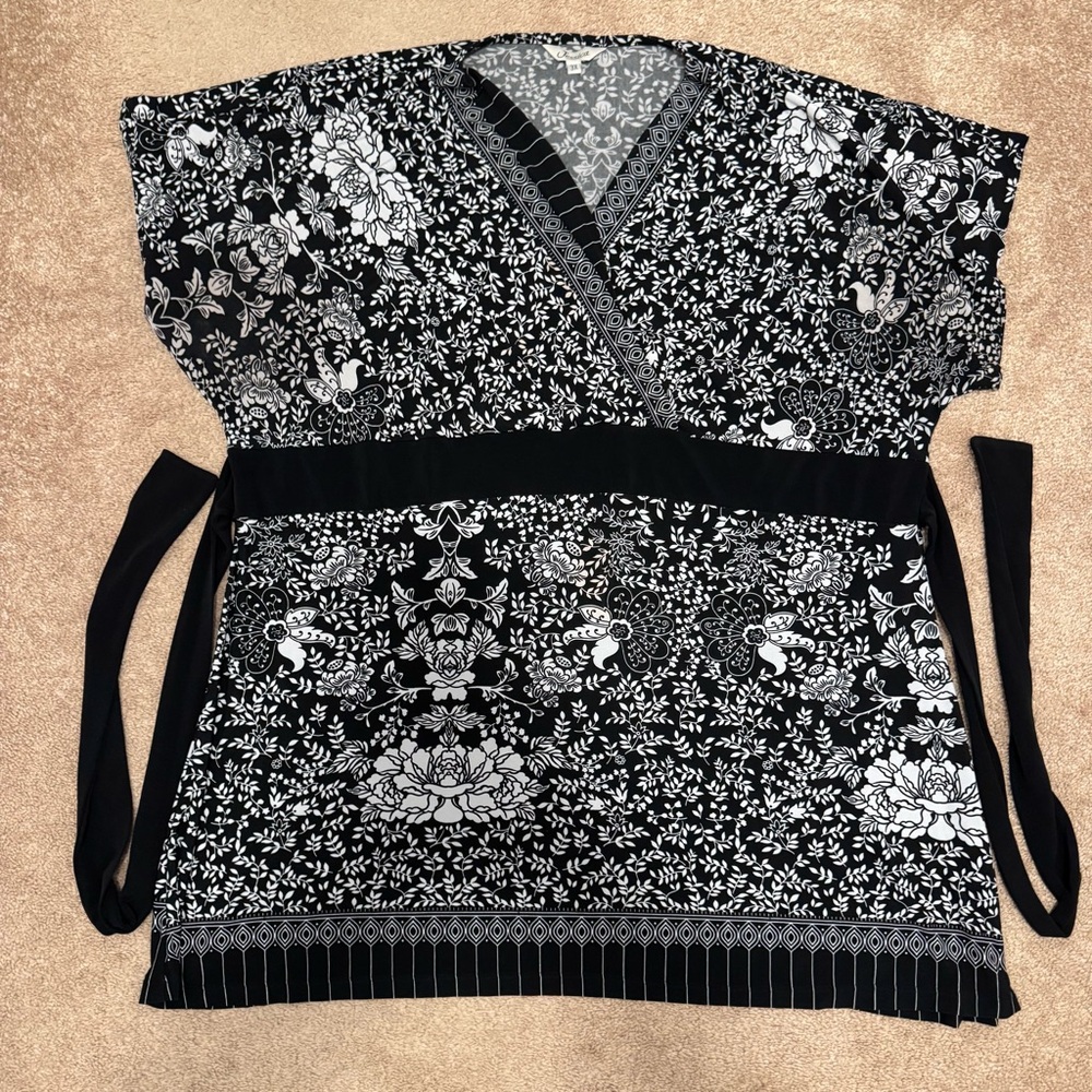 Black and White Stretchy Floral Wrap Neck Top with Attached Belt Tie Size 3X